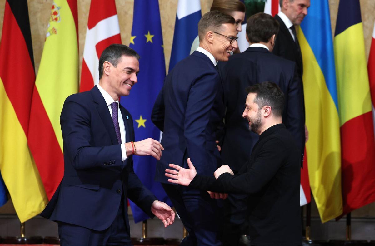 El presidente del Gobierno, Pedro Sánchez, saluda al presidente ucraniano, Volodímir Zelenski, durante la cumbre de líderes europeos el pasado domingo en Londres.