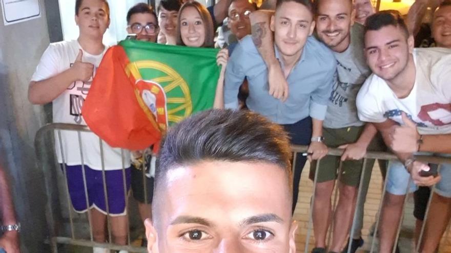 Cancelo se hizo un selfi a su llegada a Turín.