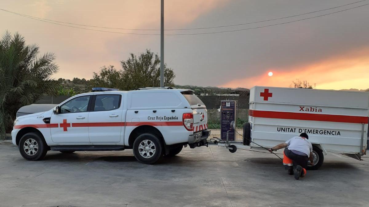 La Cruz Roja ayuda a los evacuados por el incendio.