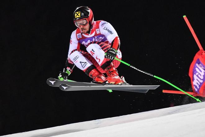 El austriaco Marcel Hirscher compite en la 1/16 final de la Nightrace Slalom gigante paralelo masculino de la Copa del mundo alpina FIS (PGS), en Alta Badia.