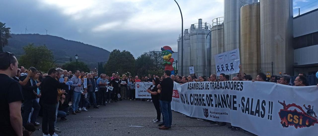 Concentración anteayer en apoyo a la continuidad de la fábrica de Danone en Salas. | Sara Arias