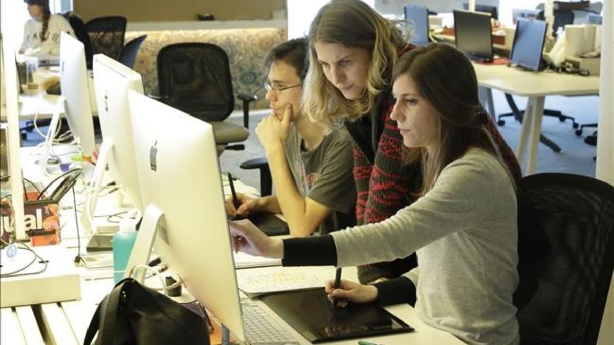 Jóvenes trabajando en unas oficinas de Barcelona