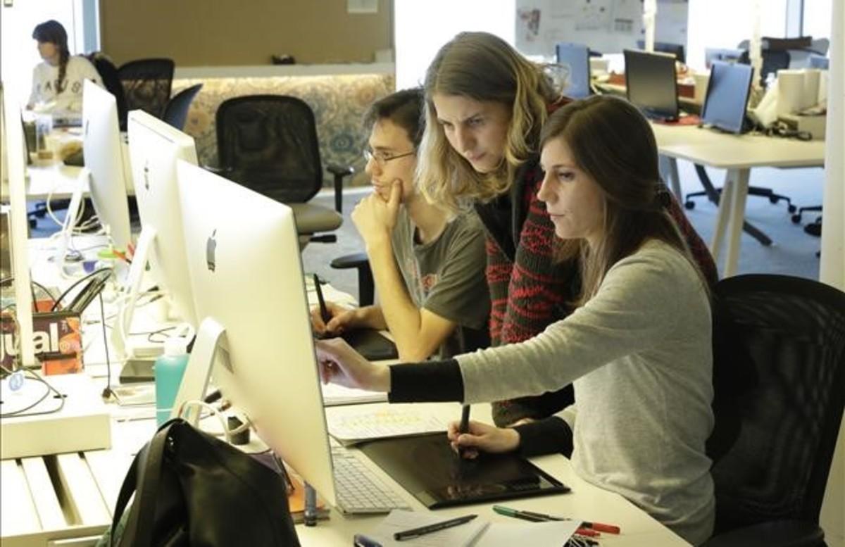 Jóvenes trabajando en unas oficinas de Barcelona