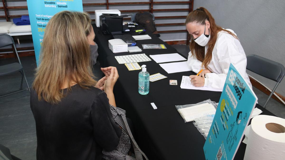 Pla obert d&#039;una turista omplint el formulari per fer-se un test d&#039;antígens ràpid a Lloret de Mar el 18 de juny 2021. (Horitzontal)