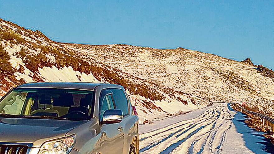 Carretera del puerto de Escuredo cubierta por la nieve.