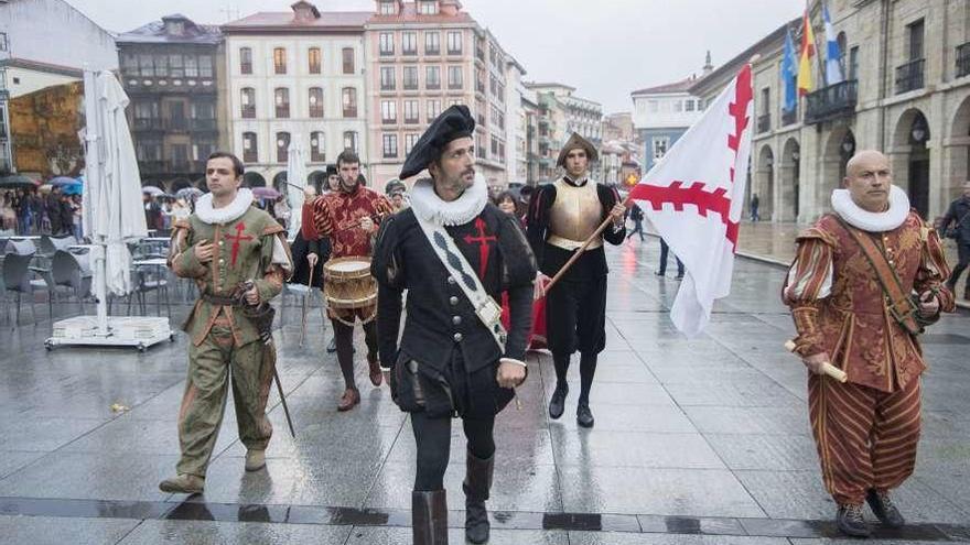 Una de las escenas en El Parche de la recreación del reclutamiento del pasado año, con Pablo Castañón como Pedro Menéndez, en el centro de la imagen.