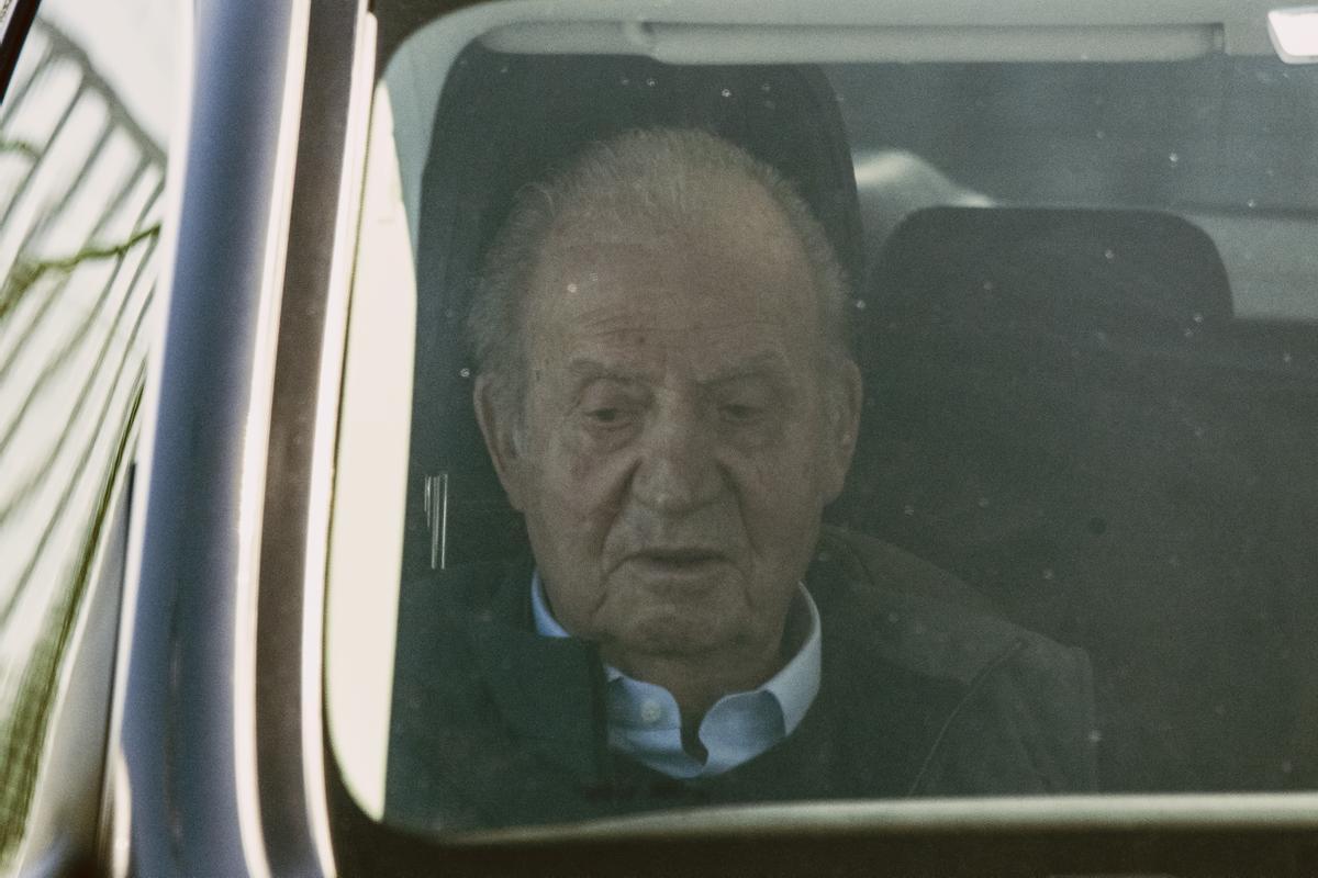 El rey Juan Carlos I, a su llegada al aeropuerto de Vigo