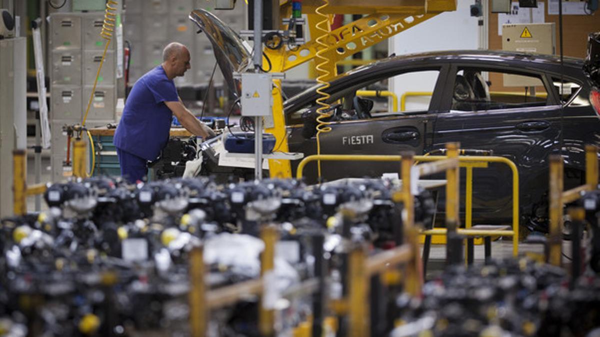 Un operario, en la planta de Ford en Almussafes (Valencia).