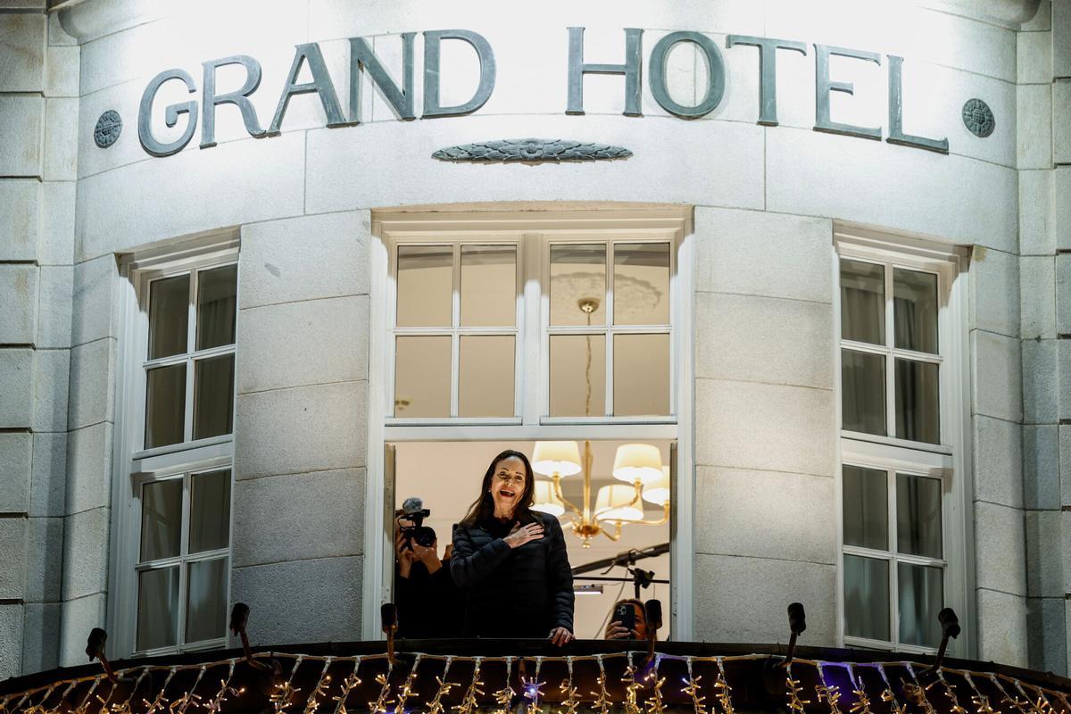 Nobel Peace Prize laureate Maria Corina Machado reacts to the crowd gathered below from a balcony at the Grand Hotel, in Oslo, Norway, early Thursday, Dec. 11, 2025. (Jonas Been Henriksen/NTB Scanpix via AP) Associate Press/ LaPresse Only Italy and Spain. EDITORIAL USE ONLY ITALY AND SPAIN