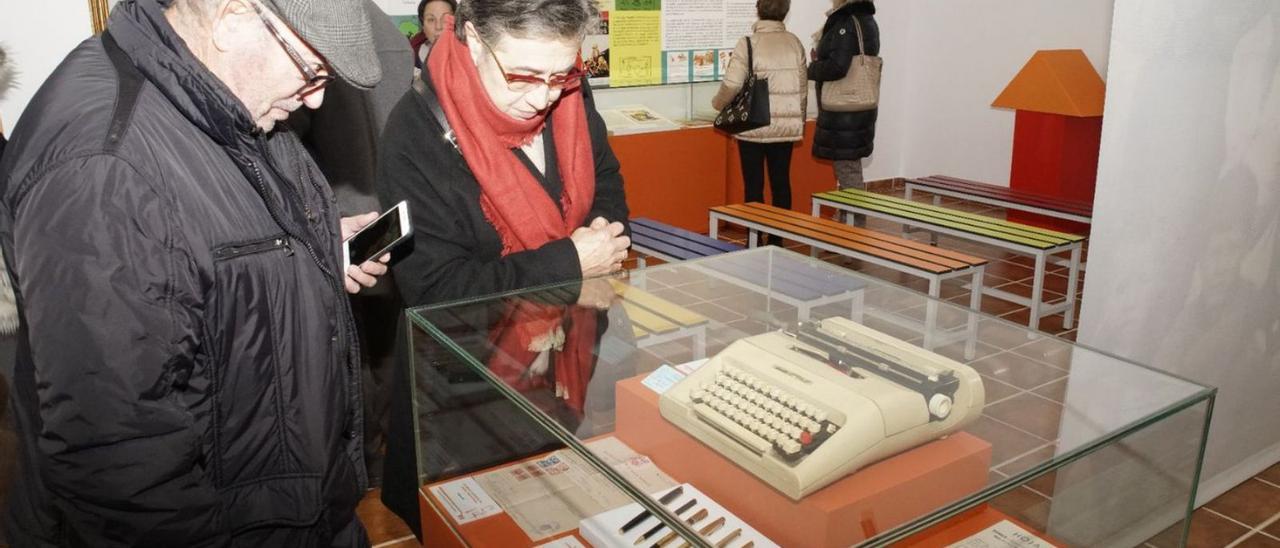 Algunos de los participantes en la visita grupal recorren la exposición del museo escolar de Ceadea. | Ch. S.