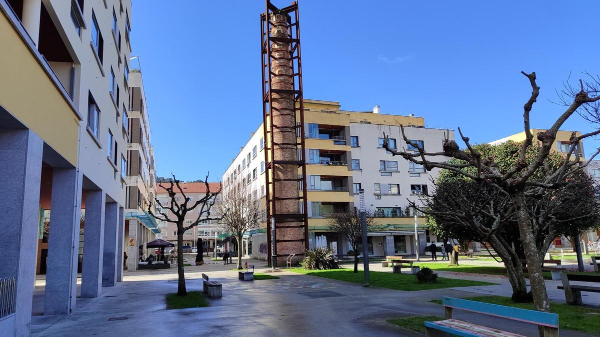 Una vista de la Praza Massó y de la chimenea, en Bueu.