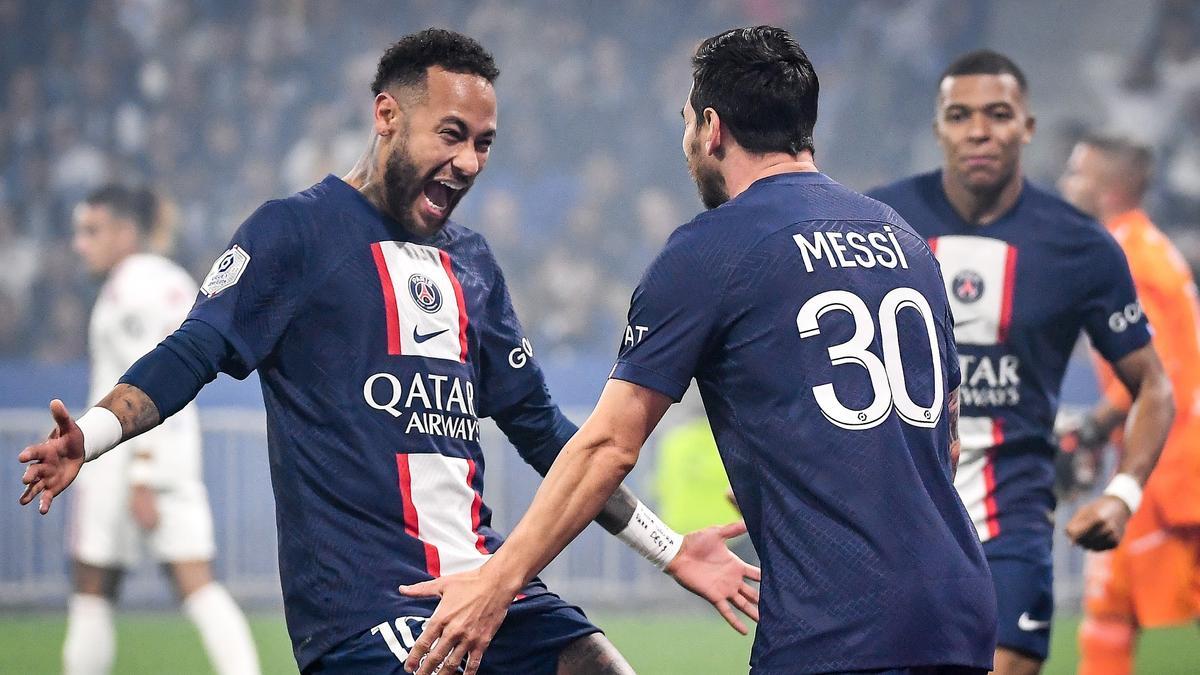 Neymar y Mbappé acuden a felicitar a Messi tras el gol que le marcó al Olympique de Lyon.