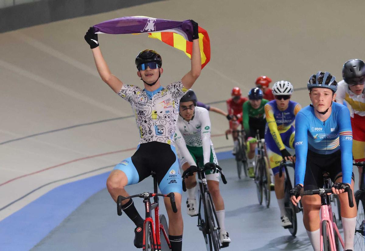 Ciclismo. Campeonato de España de Omnium. El mallorquín Marc San Martín celebra su victoria