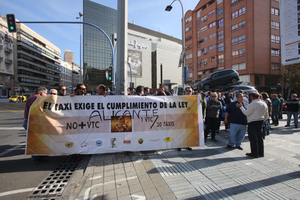 Los taxistas de Alicante exigen al Consell que regularice la situación de los vehículos con conductor