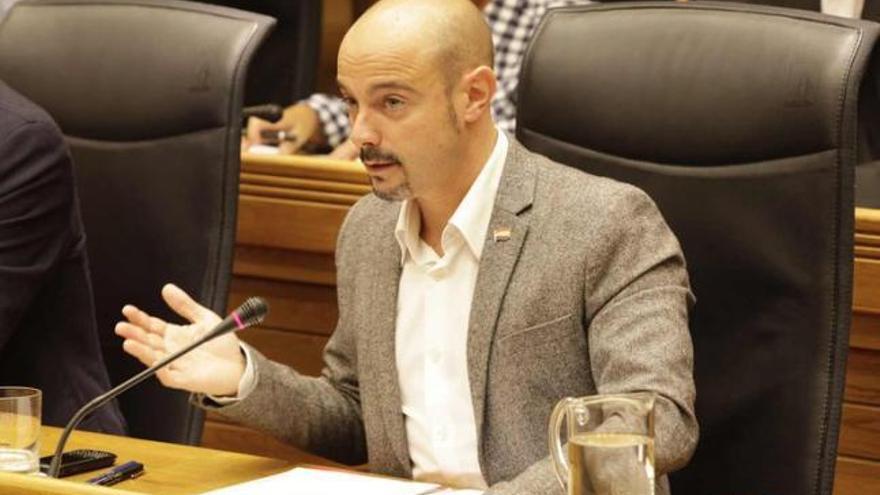 Espina: &quot;Me voy para que el sillón no se vea manchado por la impúdica lucha por el poder&quot;