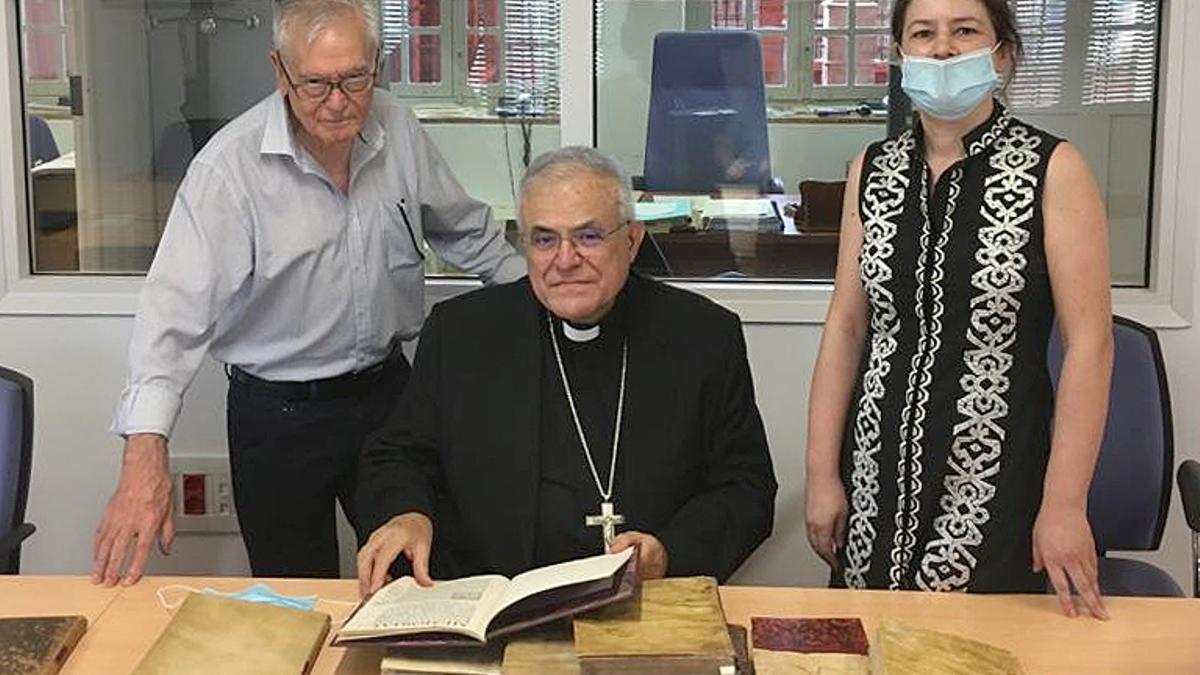 Manuel Ruiz Luque, Demetrio Fernández y Elena Bellido, en la sede de la fundación.