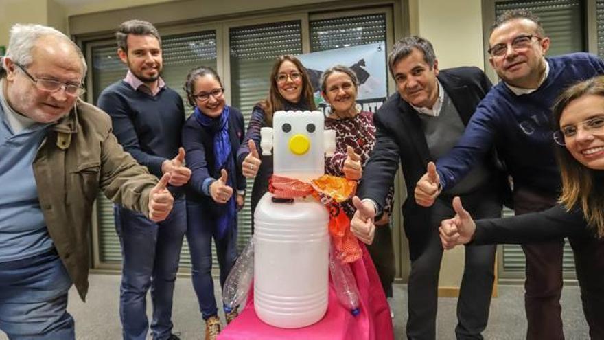 Los directores de los centros educativos y el edil de Medio Ambiente, junto al muñeco «Verdín».