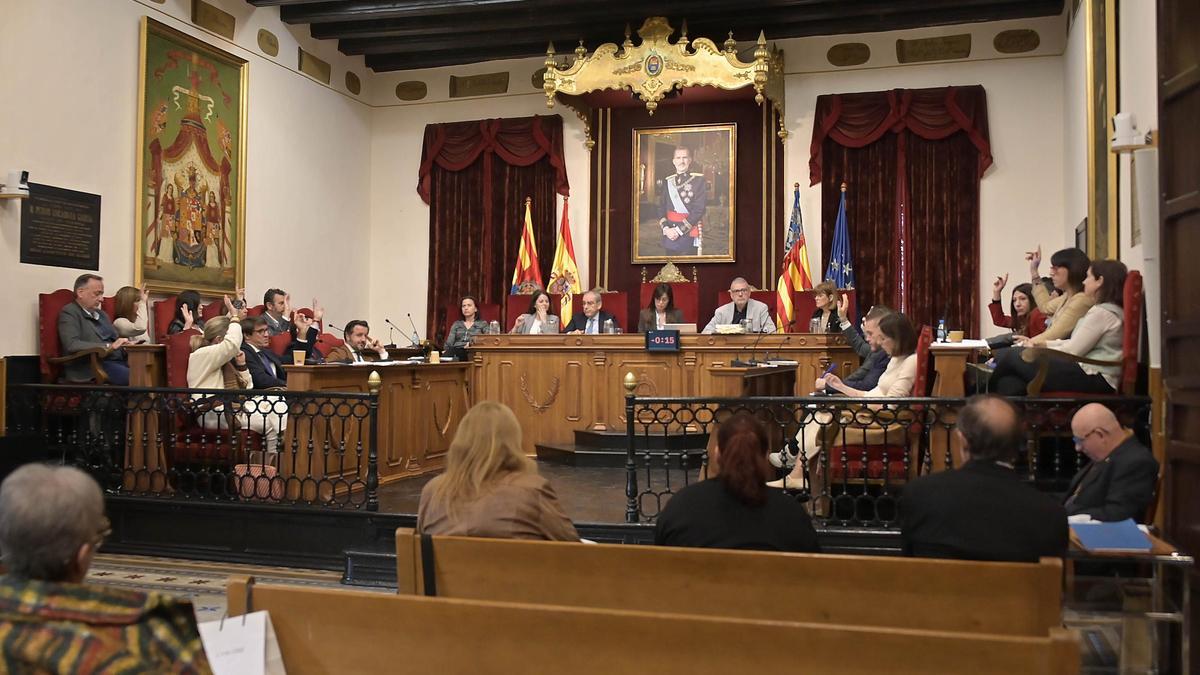 La última adquisición de Ruz son nuevos bancos para el salón de plenos de Elche
