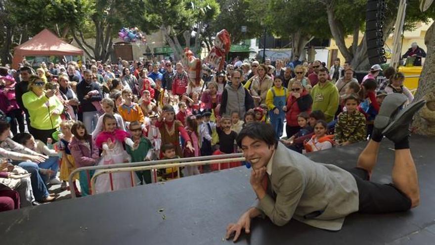 Baile infantil del Carnaval de Agüimes con el payaso Zapitto