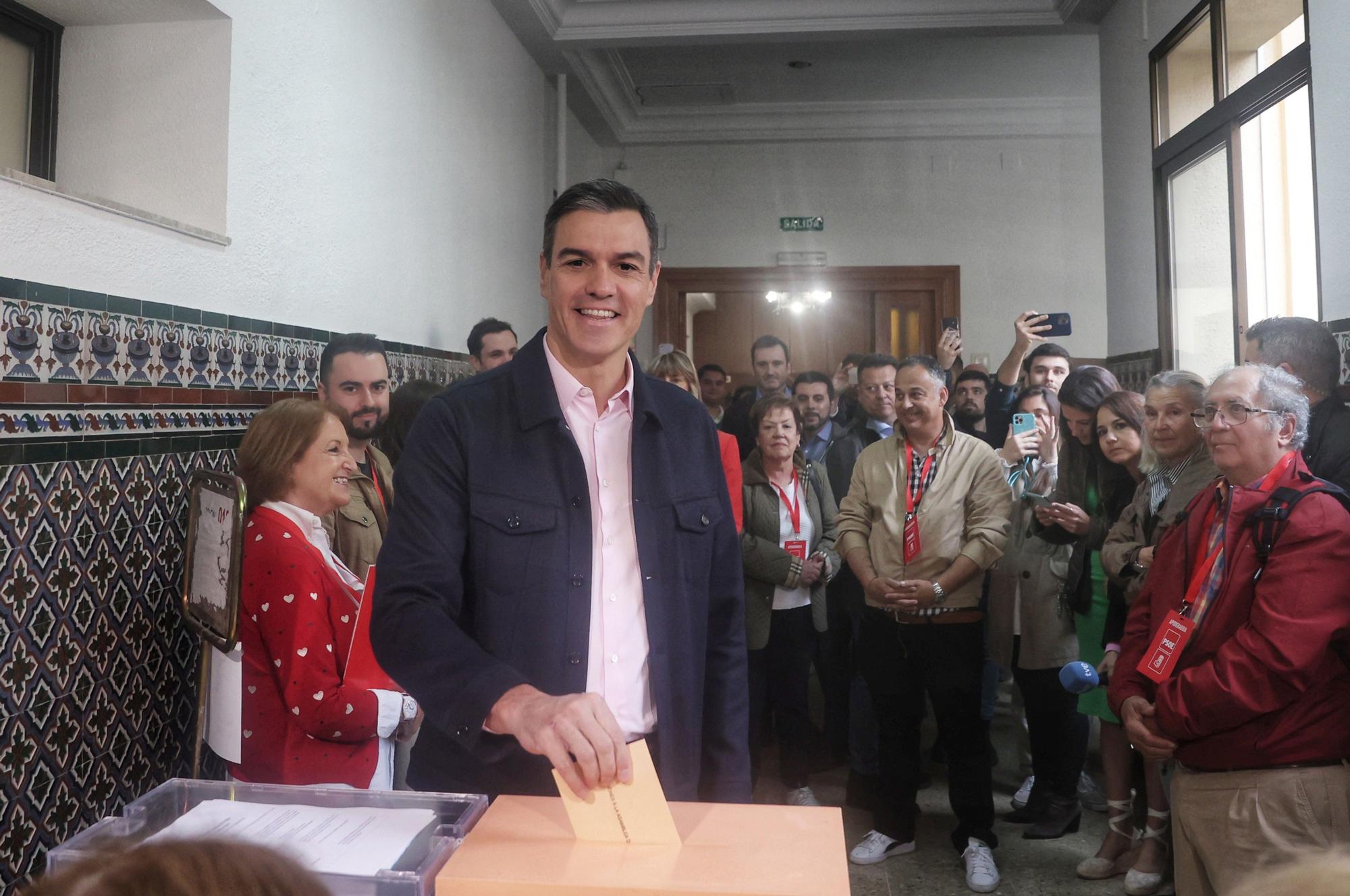 El secretari general del PSOE i president del Govern d'Espanya, Pedro Sánchez, exerceix el seu dret al vot en el Col·legi de La nostra Senyora del Bon Consell, a 28 de maig de 2023, a Madrid (Espanya). Avui, 28M, se celebren a Espanya eleccions municipals