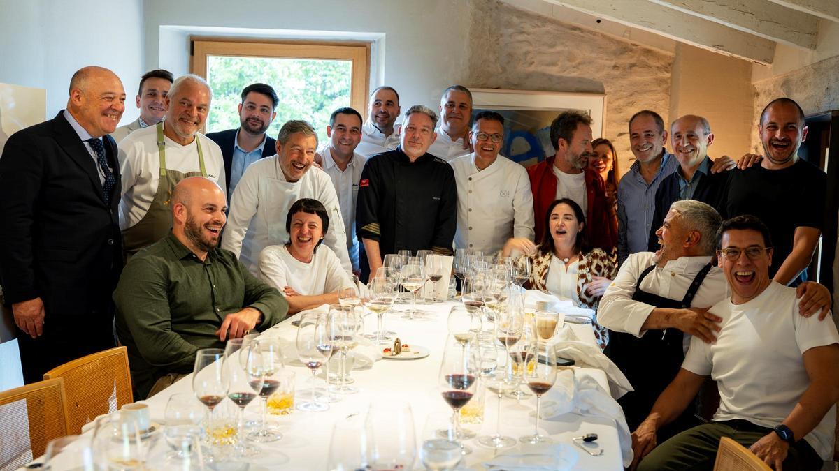 Varios de los cocineros que han participado en el homenaje a Santi Santamaria en Can Jubany, este lunes.
