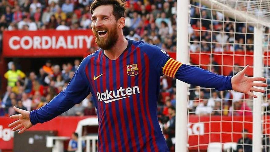 Messi festeja uno de los tres goles que marcó ayer en el Pizjuán. // Marcelo del Pozo