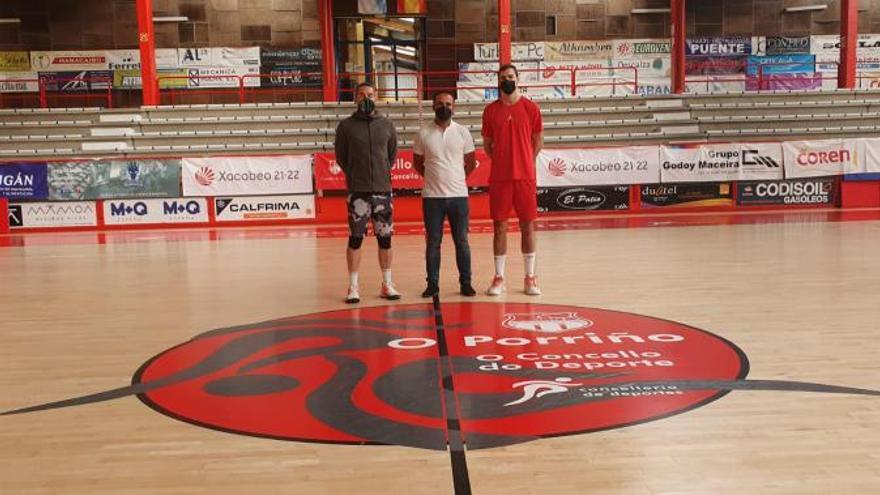 Abalde, a la derecha, ayer en el pabellón de Porriño. // FDV