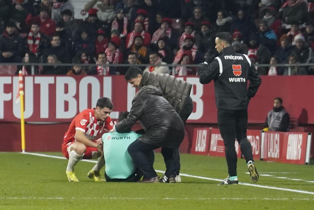 El Girona atiende al juez de línea, que había chocado con Míchel mientras corría por la banda.