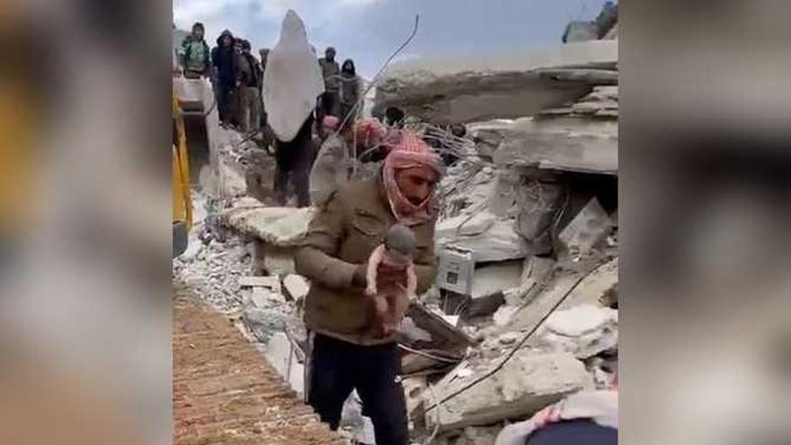 Vídeo: Una dona dona a llum entre les runes del terratrèmol de Síria