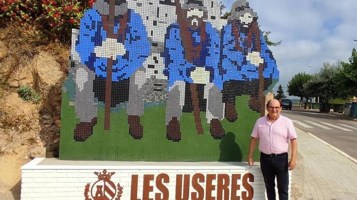 TRADICIÓN. El alcalde de la localidad, delante de la nueva escultura dedicada a Els Pelegrins del municipio. |