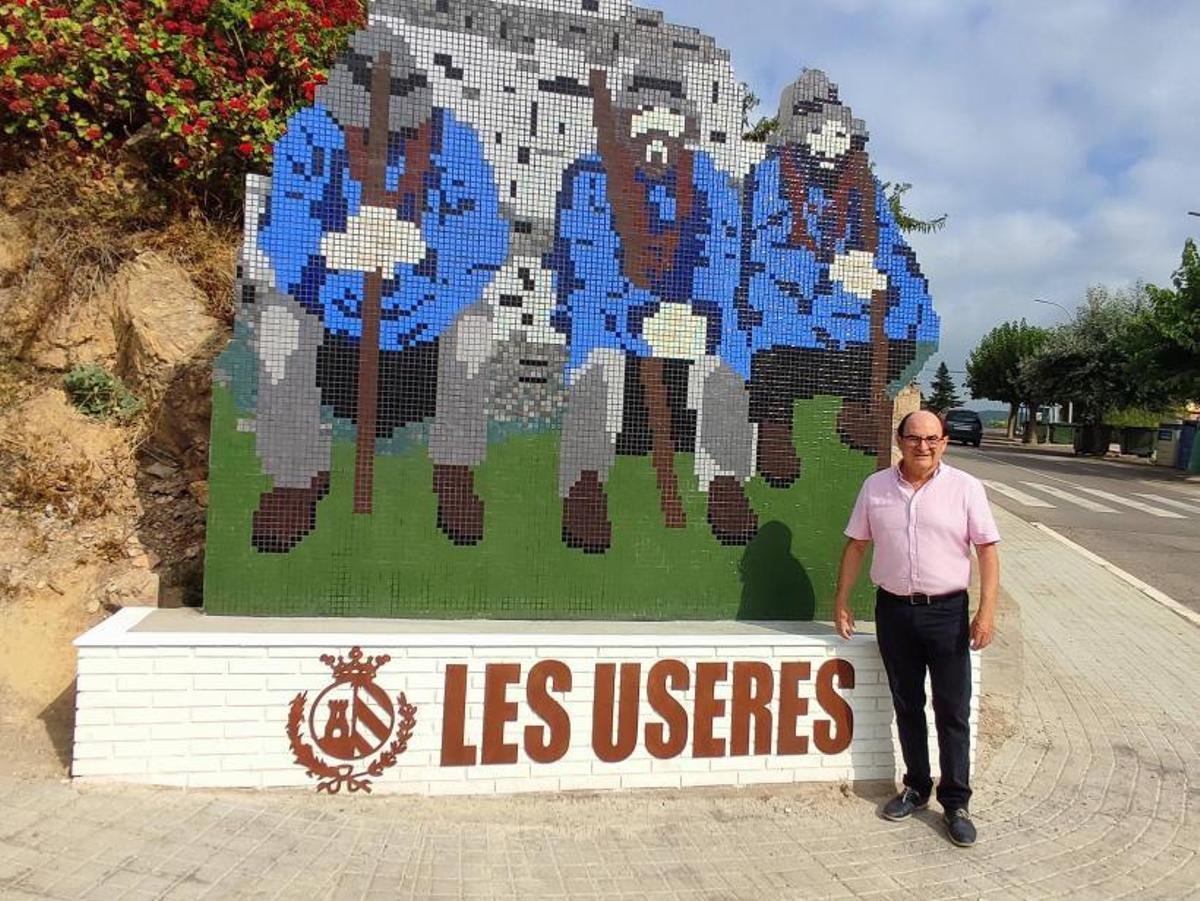 TRADICIÓN. El alcalde de la localidad, delante de la nueva escultura dedicada a Els Pelegrins del municipio. |