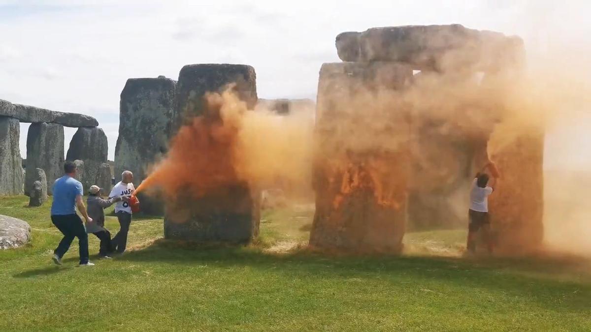 VÍDEO | Un grup d'ecologistes llança pintura contra els monuments neolítics de Stonehenge