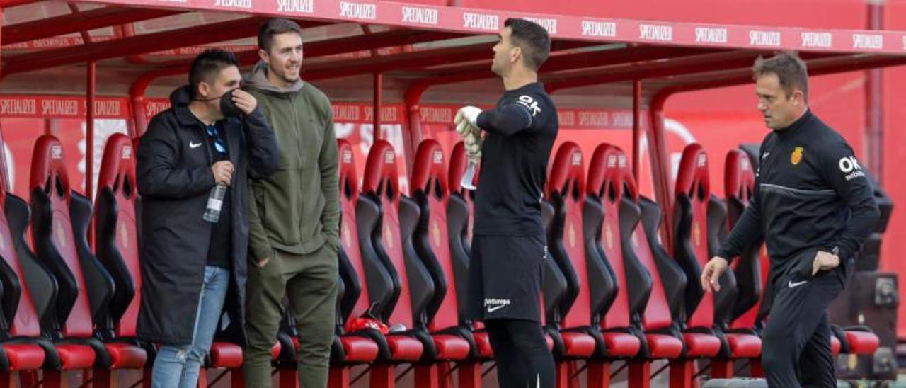 Antonio Raíllo dialoga con Manolo Reina y el readaptador Raúl López en los prolegómenos del partido que midió el sábado al Mallorca ante el Espanyol en la Copa.