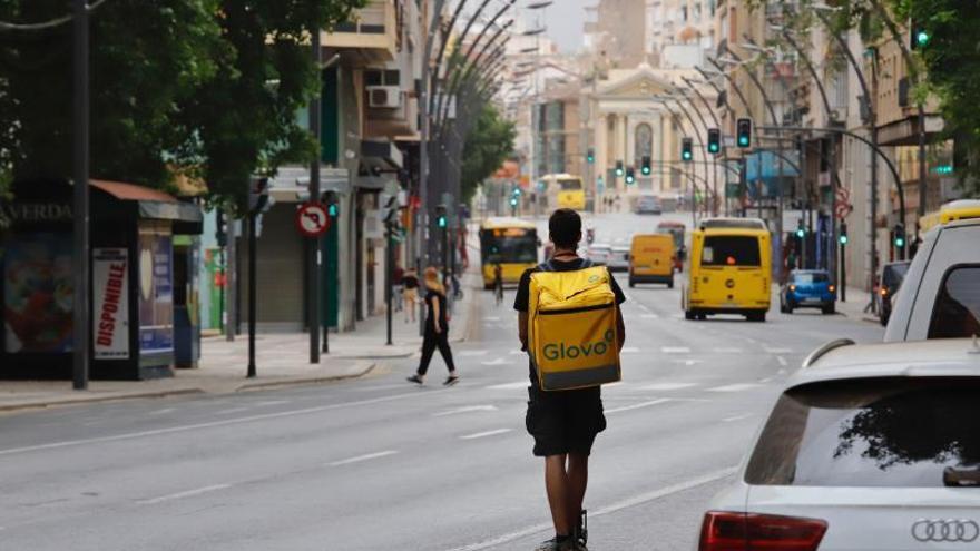 Un repartidor de Glovoen la Gran Vía de Murcia. Juan carlos caval