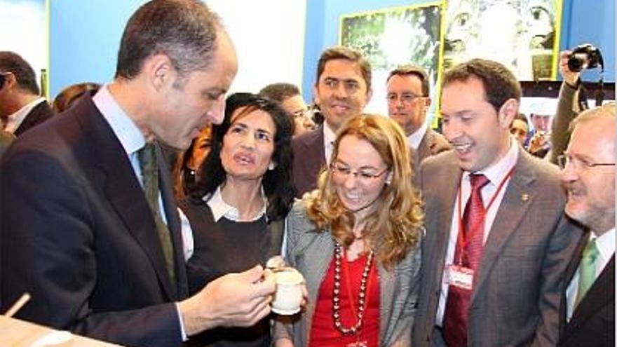 El presidente de la Generalitat, Francisco Camps, en el pabellón de Fitur.