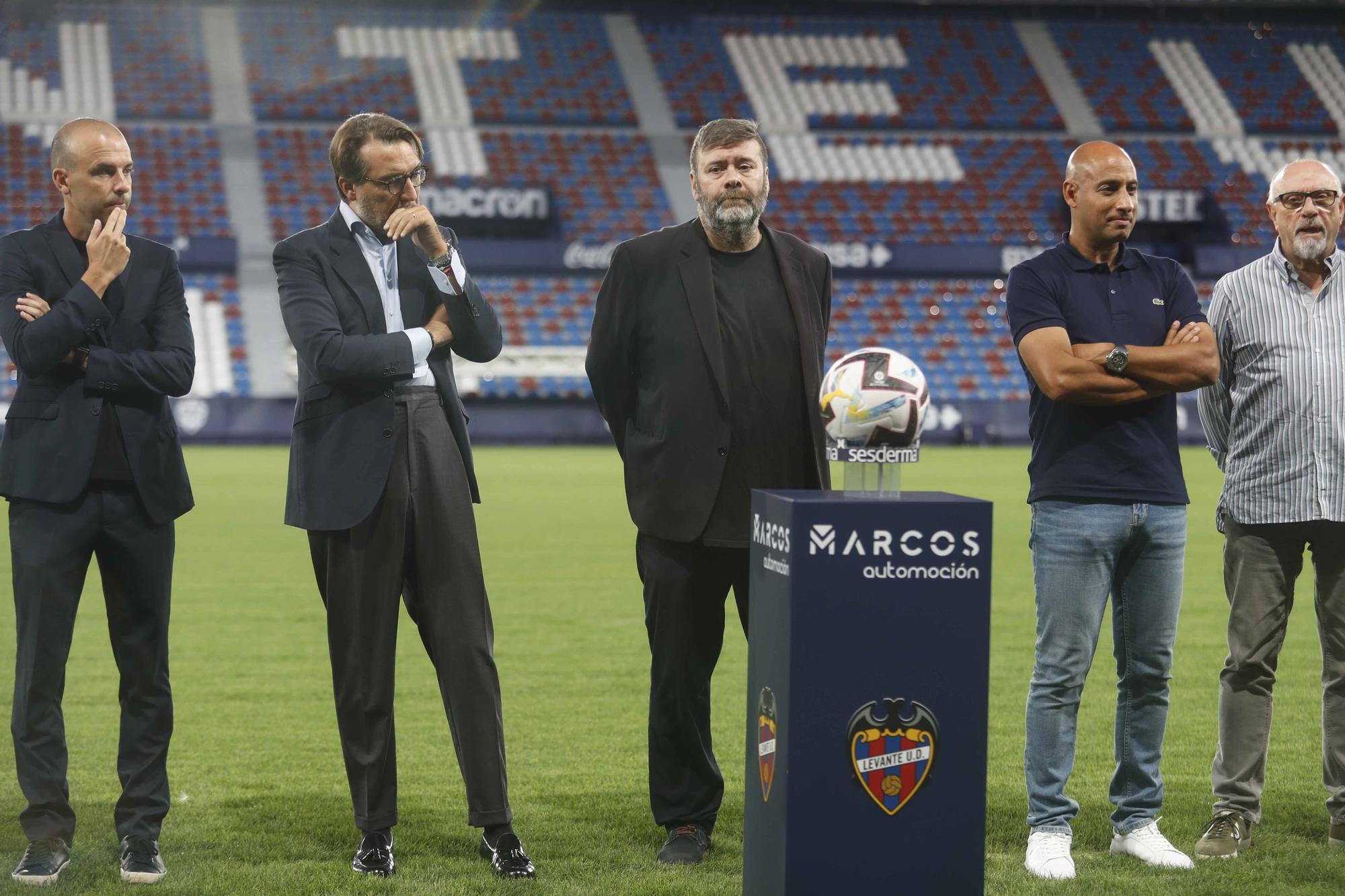 El Levante UD Iza la bandera con las peñas levantinistas