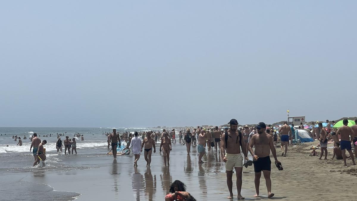 Maspalomas se llena de gente con la presencia de la ola de calor