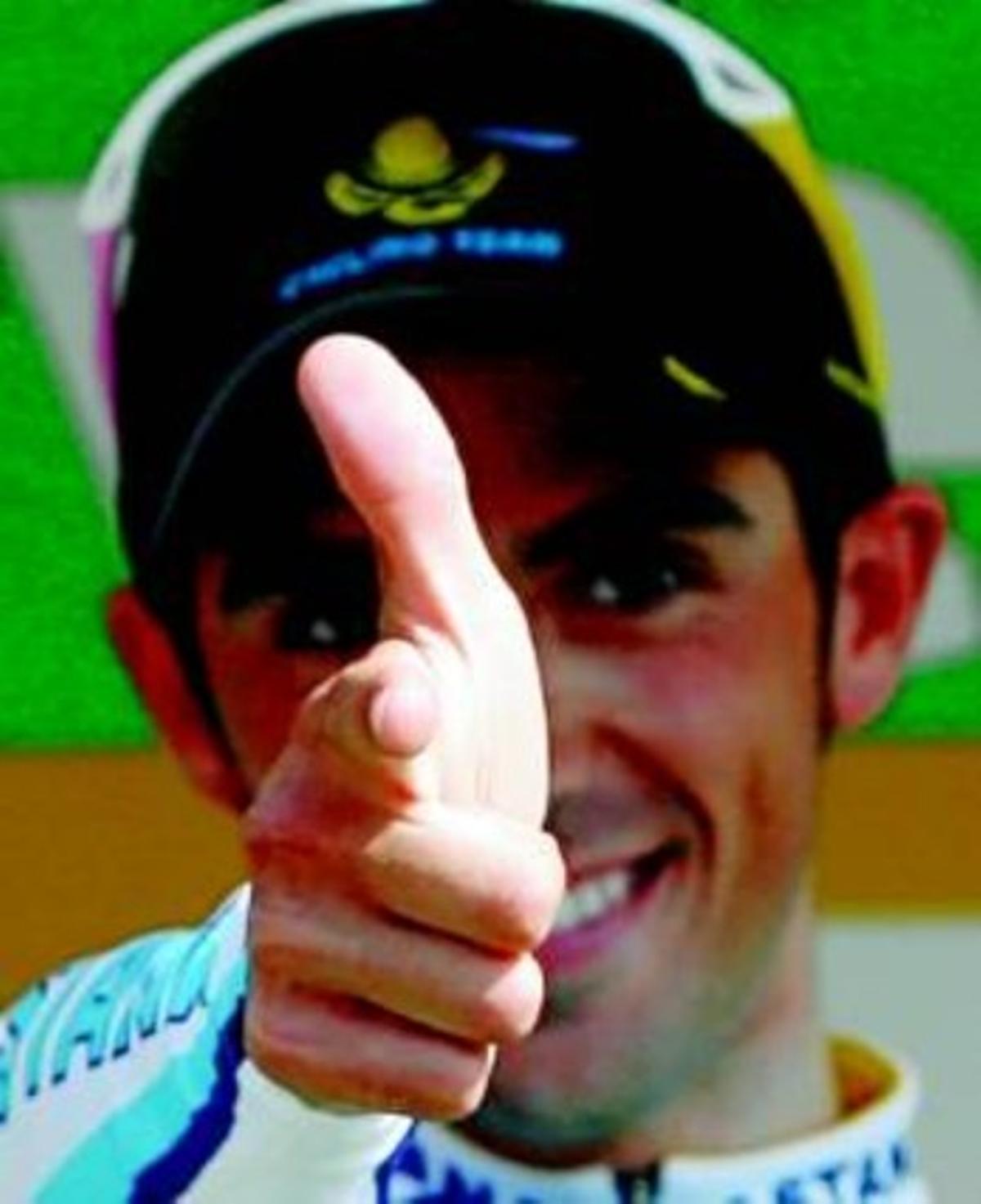 Pistoler Contador, ahir, celebra la victòria a l’Algarve amb el seu clàssic gest. Pistoler Contador, ahir, celebra la victòria a l’Algarve amb el seu clàssic gest.