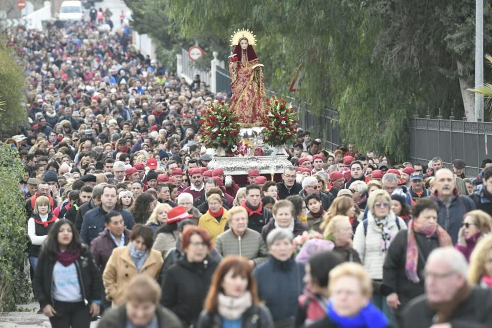 Cientos de fieles acompañan a la Santa.