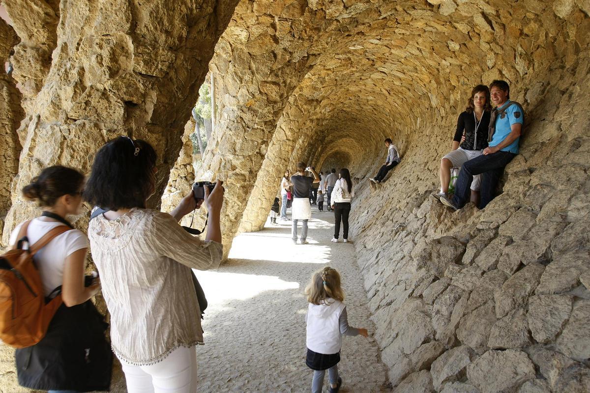 Turistas incívicos sobre el patrimonio del Park Güell, en abril de 2011