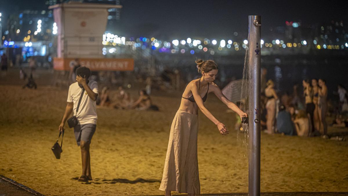 Imagen de archivo del 2023 en Barcelona. Por el calor, las personas se dan baños en la playa de la Barceloneta y San Sebastián durante el verano.