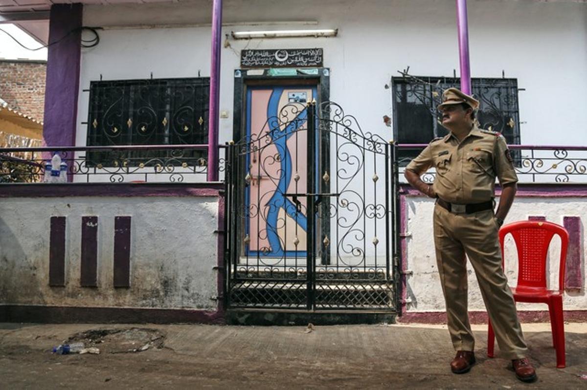 MUM101. Mumbai (India), 28/02/2016.- An Indian police officer stands outside a house in the Kasarvadavali area on the outskirt of Mumbai, India, 28 February 2016, where a 35-year-old man was suspected of murdering 14 family members before hanging himself. Officers found the body of Hasnain Warekar hanging with a blood-stained knife nearby and the bodies of his wife, parents, three sisters and eight children of the extended family, all with their throats slit, at Warekar’s residence in the suburb of Thane, senior police official Ashutosh Dumbre said. Another sister Subia Bharwar, 22, survived the attack and was being treated in a local hospital. It appears there was a family get-together after which Warekar’s sisters and children had stayed over. (Atentado) EFE/EPA/DIVYAKANT SOLANKI