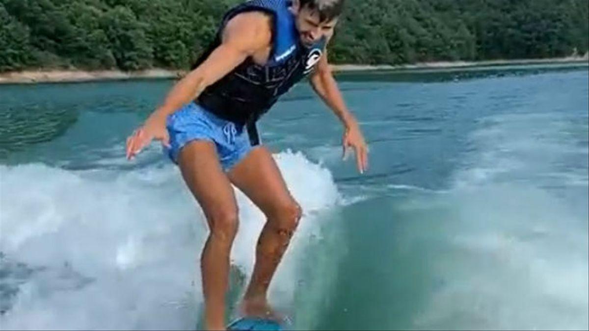 Gerard Piqué practicando surf