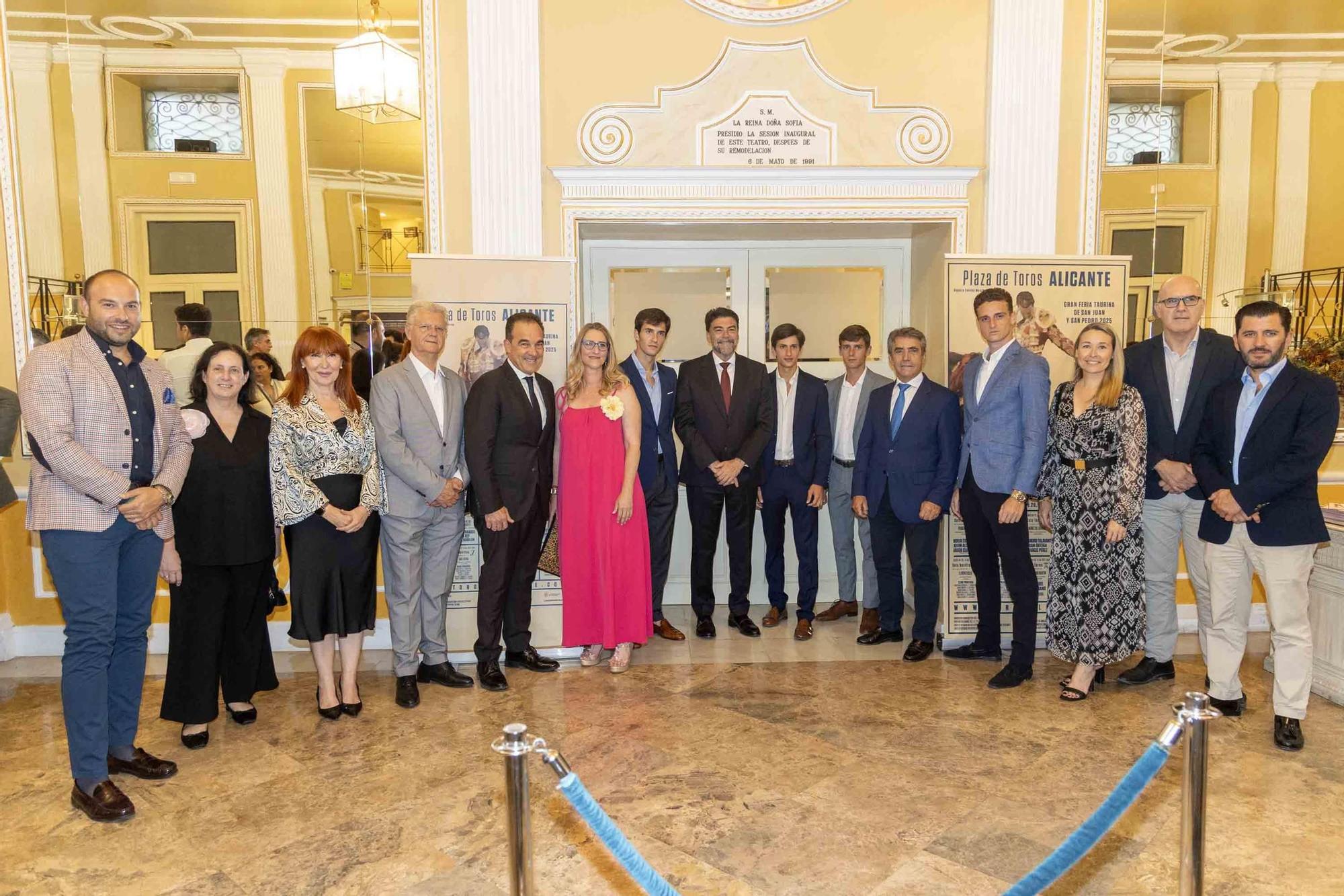 Manuel Escribano pronuncia el pregón de apertura de la Feria de Hogueras en el Teatro Principal de Alicante