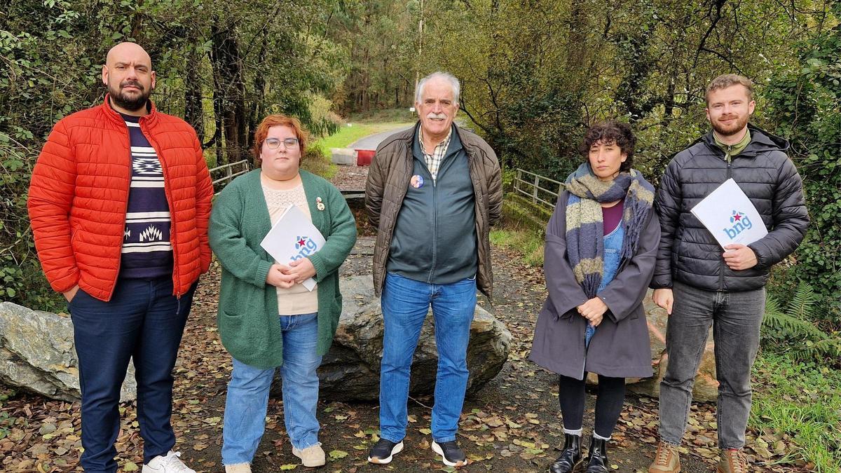 O alcalde de Arzúa, Xoán Xesús Carril, centro, e Iria Carreira, á súa dereita, con edís e outros membros do BNG.