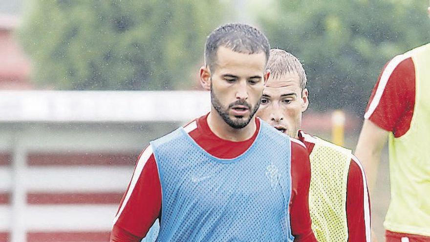 Rubén García, presionado por Bergantiños en el entrenamiento de ayer.