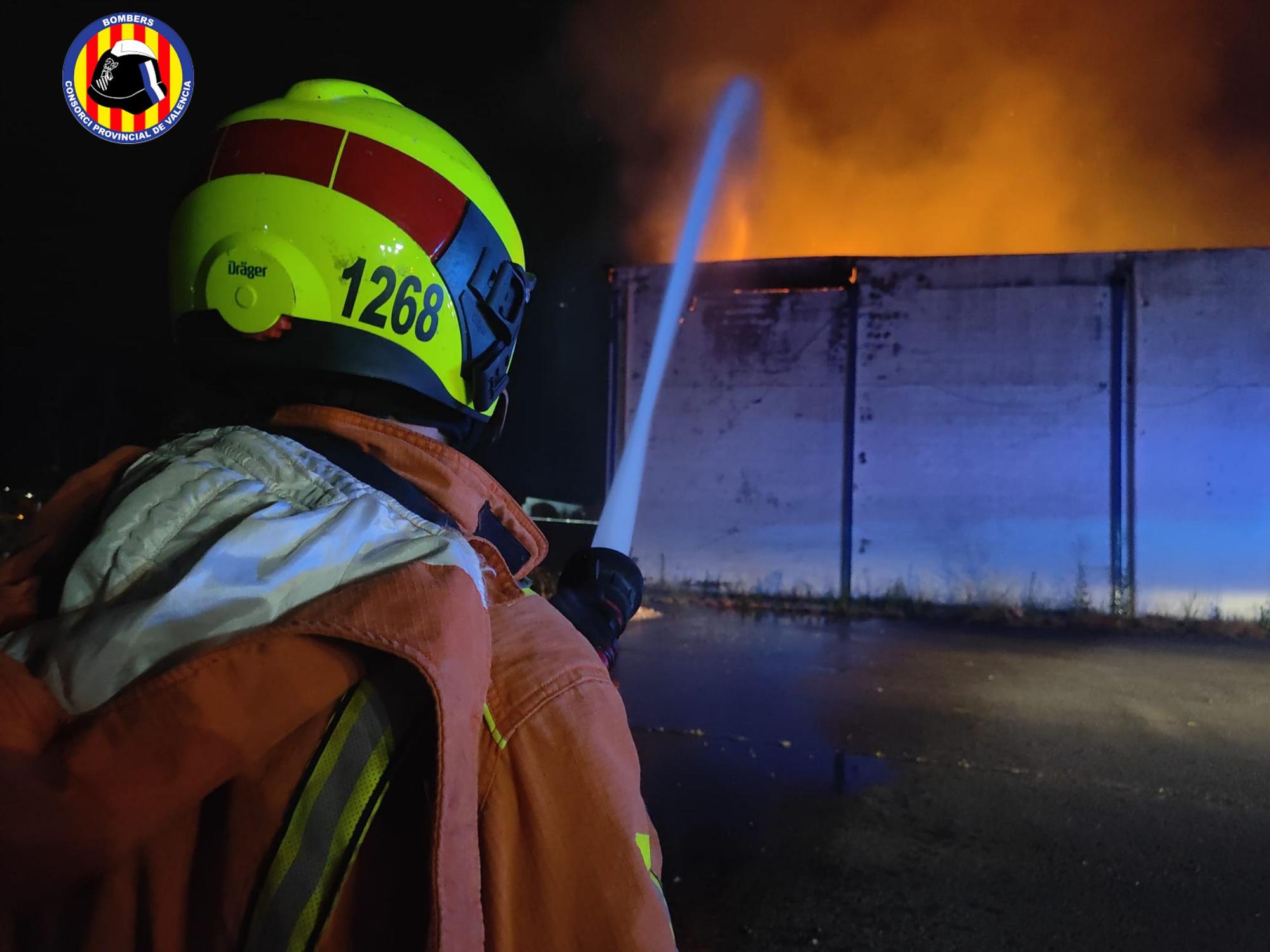 Ocho dotaciones de bomberos sofocan un incendio industrial en Vallada
