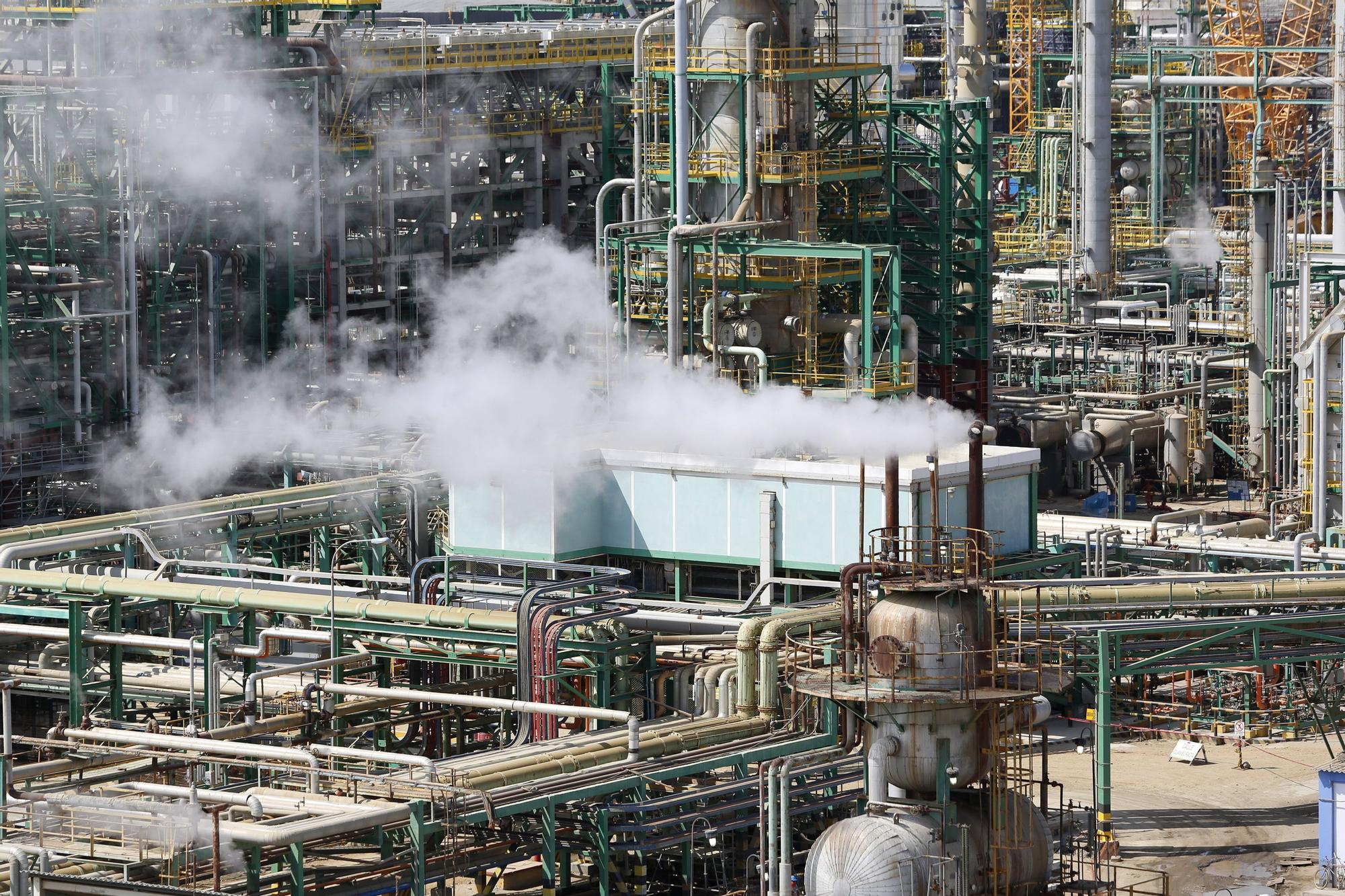 Instalaciones de la Refinería peruana de Talara, a cargo de la petrolera estatal de Petroperú, en una imagen de archivo.