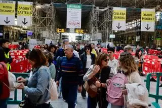 Miles de pasajeros llegan a la estación del Norte desde Gandia y Xàtiva antes del cierre por la mascletà