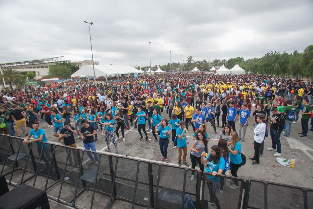 Miles de estudiantes en la macrofiesta universitar